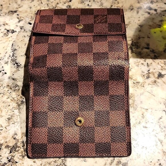 Authentic Louis Vuitton Elise Wallet Good used vintage condition.  Signs… - Picture 12 of 16